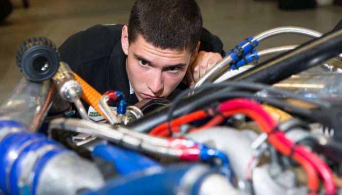 Automotive - Student met autotechniek
