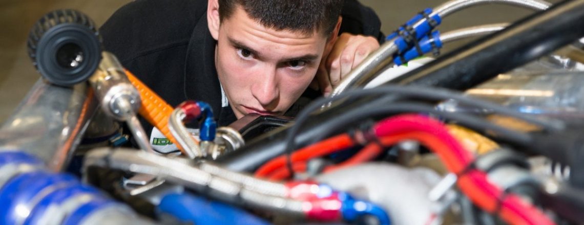Automotive - Student met autotechniek