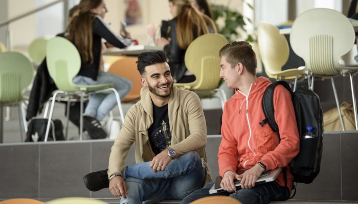 Business & Administration – Twee lachende studenten Business & Administration - Twee lachende studenten