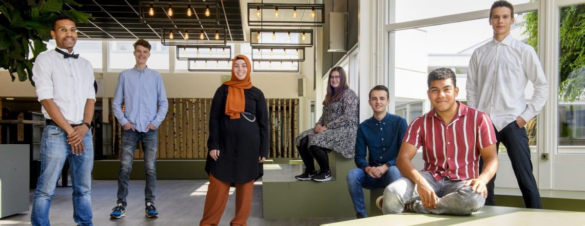 Studenten staand in aula