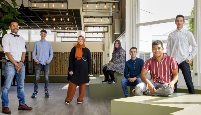 Studenten staand in aula