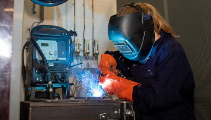 Techniek studente aan het lassen