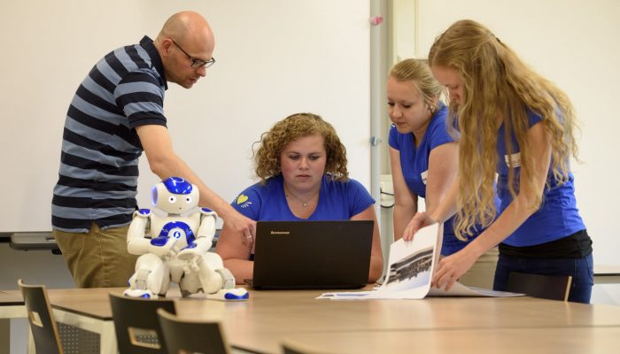 Welzijn collge studenten en robot