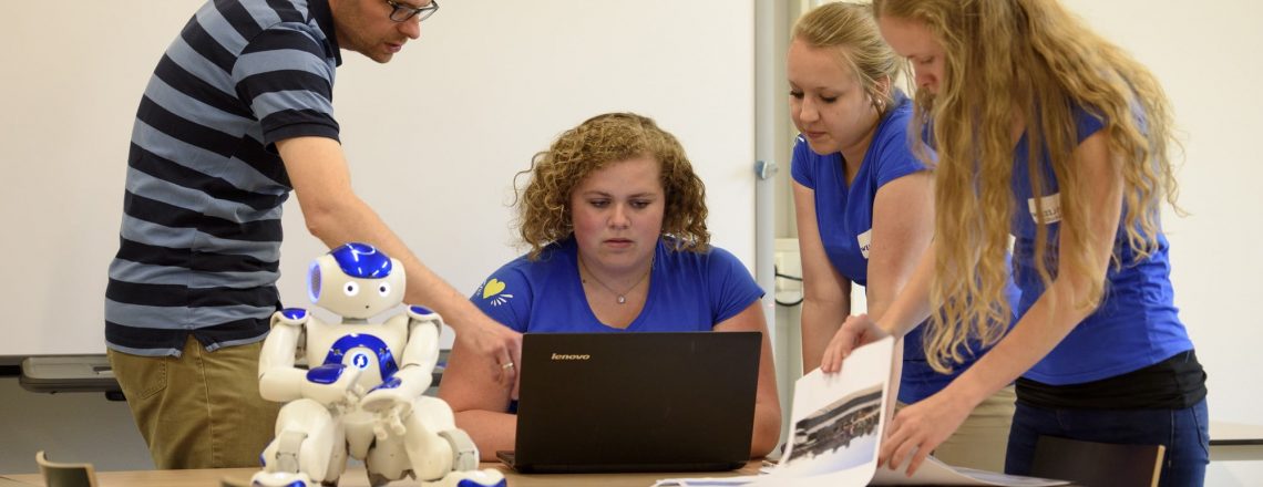 Welzijn collge studenten en robot