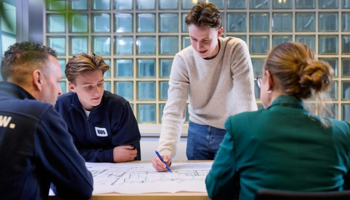 collegas-werken-samen-aan-bouwtekeningen-smart-building