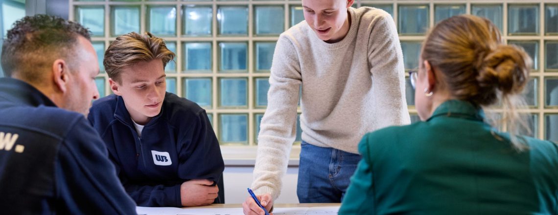 collegas-werken-samen-aan-bouwtekeningen-smart-building