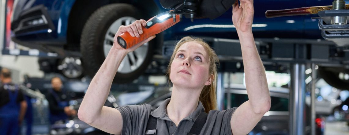 student-controleert-auto