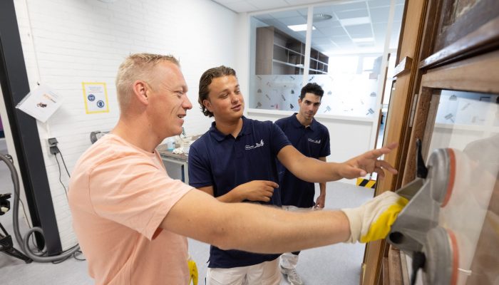 student-schilder-met-docent-in-het-praktijklokaal-3