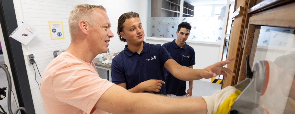 student-schilder-met-docent-in-het-praktijklokaal-3