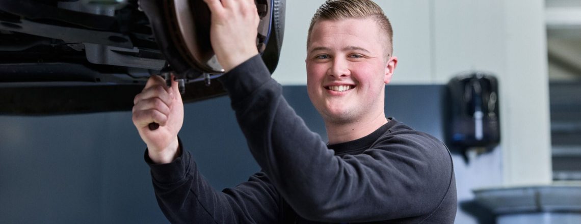 student-sleutelt-aan-auto