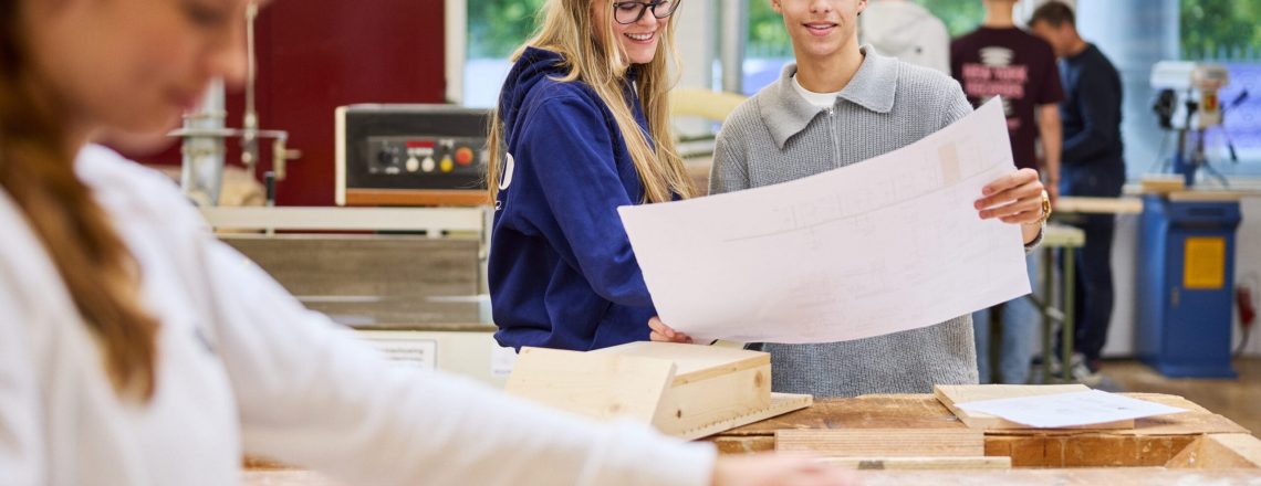 studenten-bouw-bekijken-bouwtekening