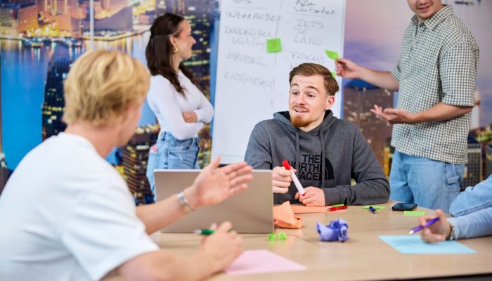 studenten-business-houden-brainstorm-sessie