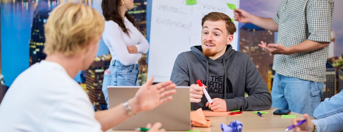 studenten-business-houden-brainstorm-sessie