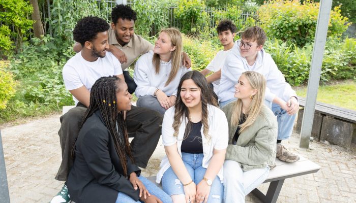studenten-campus-amersfoort-zitten-in-tuin