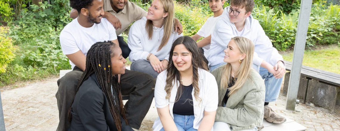 studenten-campus-amersfoort-zitten-in-tuin studenten-campus-amersfoort-zitten-in-tuin