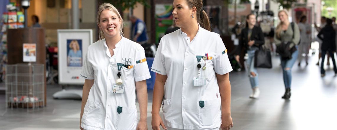 studenten-verpleegkunde-lopen-samen-door-ziekenhuis