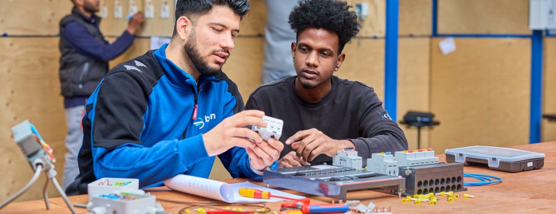 studenten-werken-samen-aan-elektriciteitsproject